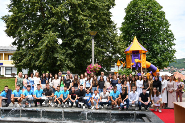 НАГРАЂЕНИ НАЈБОЉИ УЧЕНИЦИ