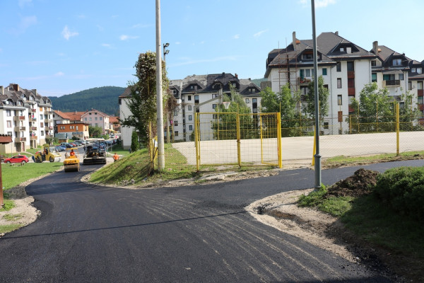 Асфалтиран крак у улици Николе Тесле