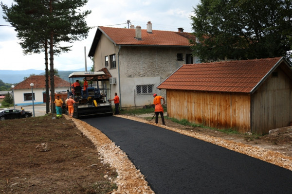 Асфалтирање путева у Бараћима