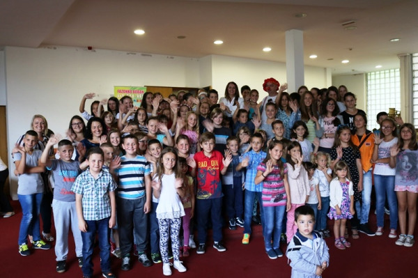 Начелница Дивна Аничић донирала 82 комплета уџбеника