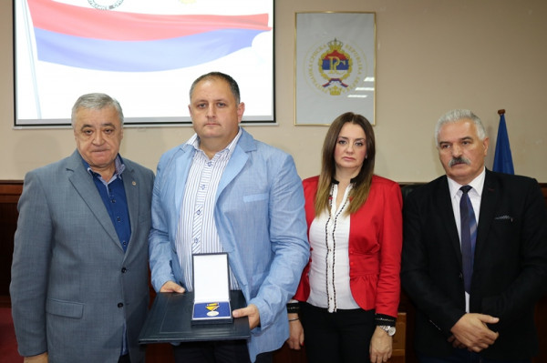 Уручена постхумна одликовања породицама 39 погинулих бораца