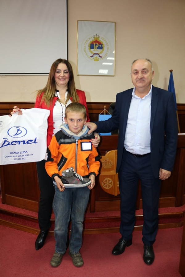 Младен Милановић поклонио обућу дјеци из социјално угрожених породица