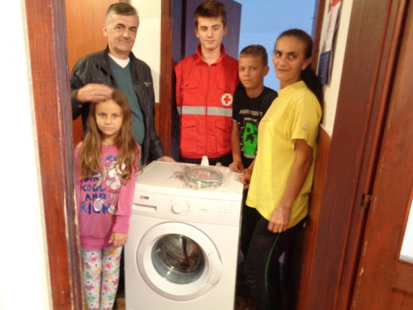 Породици Милановић поклоњена веш-машина