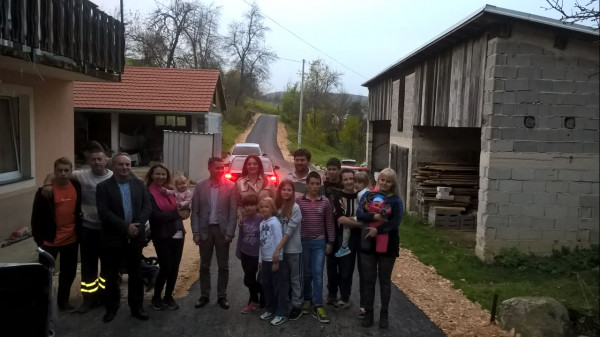 Асфалтиран пут у засеоку Бајићи-Лакићи у Подшиљку