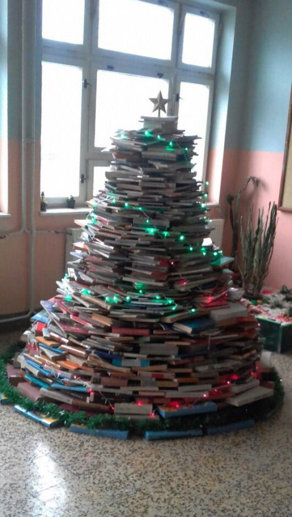 Новогодишња јелка од књига