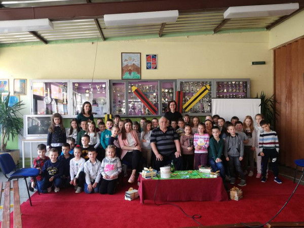 Школaрци обиљежили Свјетски дан поезије