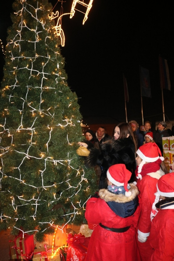 ПОЧЕЛА МАНИФЕСТАЦИЈА ЗИМСКА ЧАРОЛИЈА У МОМ ГРАДУ