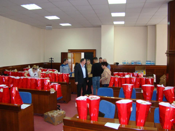 Подијељени васкршњи пакети