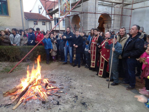 Налагањем бадњака најављен Божић