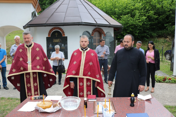 Служен парастос погинулим борцима из Ступара