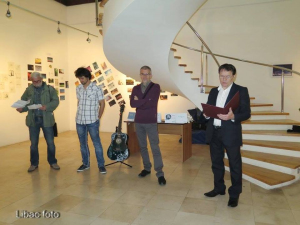 Изложба „Чупкави проблеми“