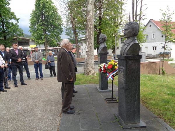Положени вијеници на бисте народних хероја