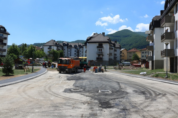 Реконструкција асфалтне подлоге у Бркић Башти