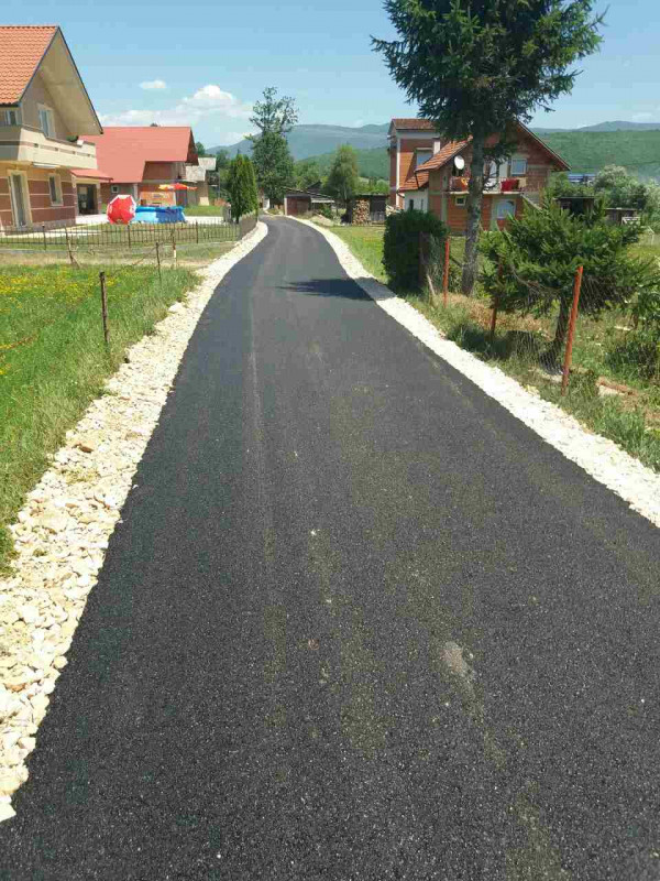 У току асфалтирање путева у МЗ Бјелајце